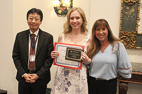 [Lauren Murphy (center), winner of the J.W. Smith, MD, Outstanding Student of Medicine Award from the Vice Chair of Education Office, presented by Dr. Amy Sussman (right), and DOM Chair Dr. James Liao (left).]